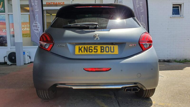 PEUGEOT 208