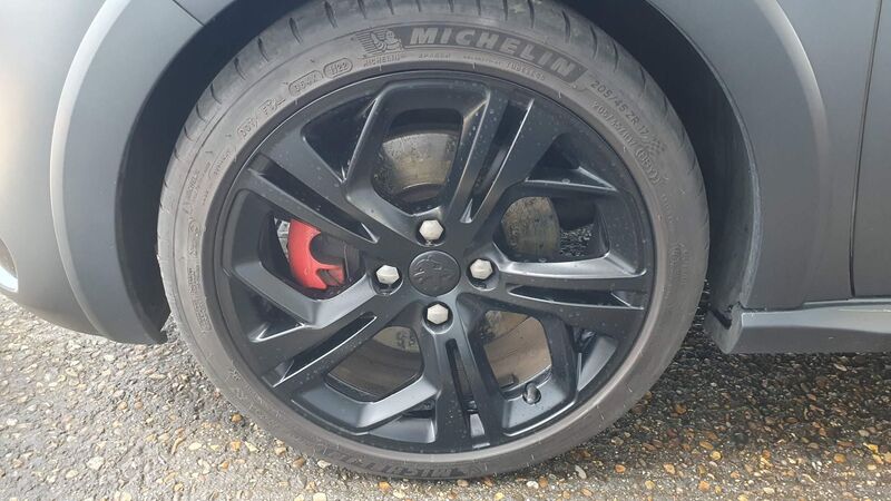 PEUGEOT 208