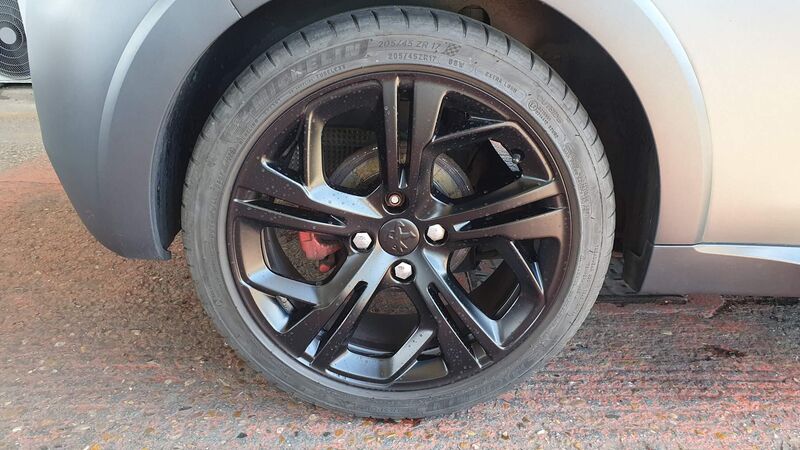 PEUGEOT 208