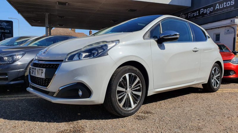PEUGEOT 208