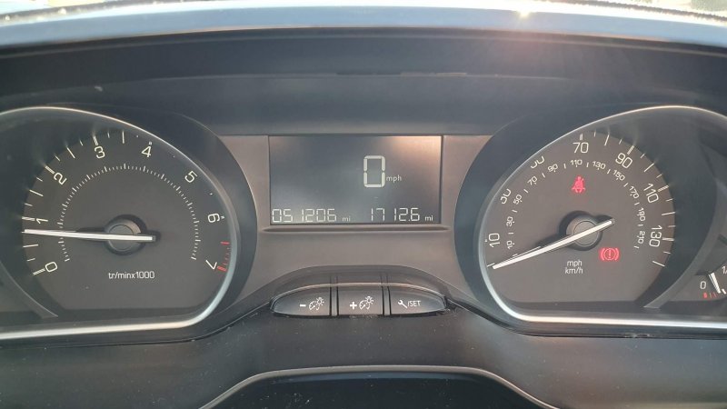 PEUGEOT 208