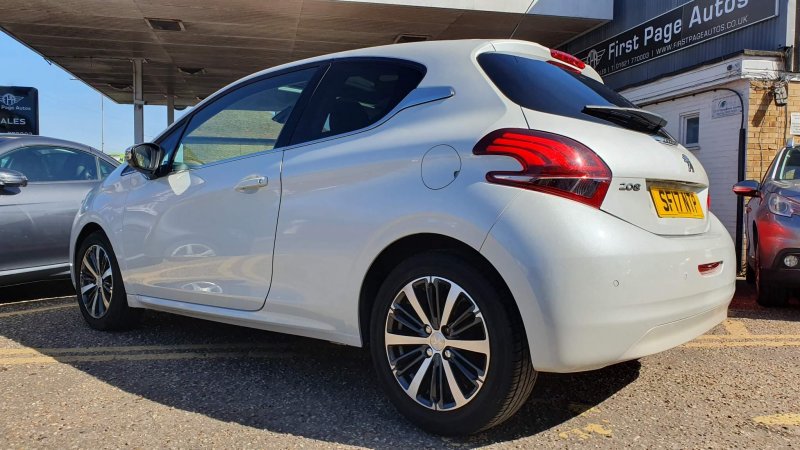 PEUGEOT 208