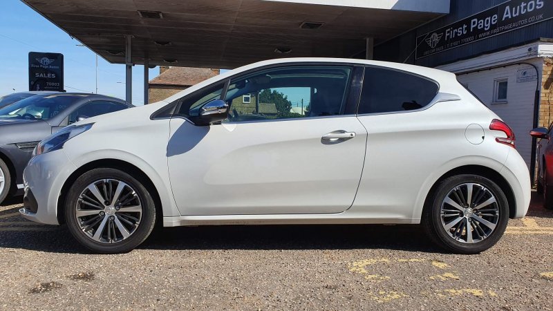 PEUGEOT 208