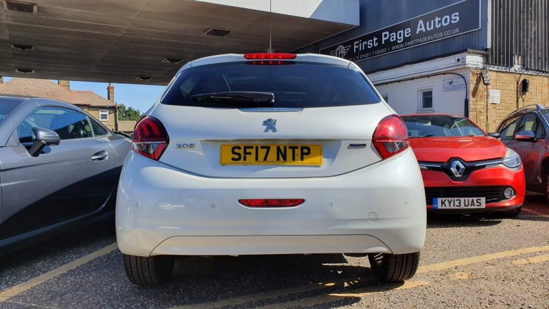 PEUGEOT 208