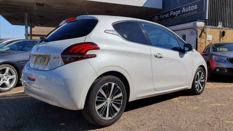 PEUGEOT 208