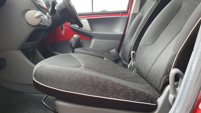 PEUGEOT 107