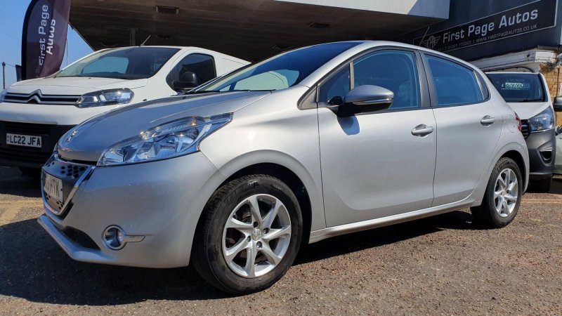 PEUGEOT 208