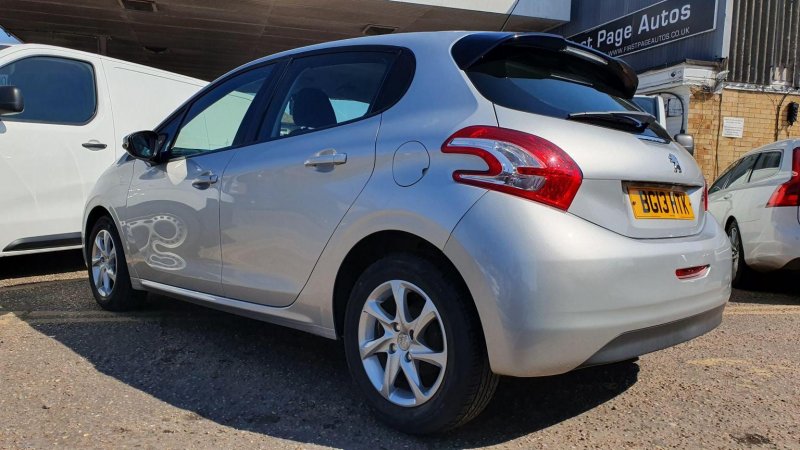 PEUGEOT 208