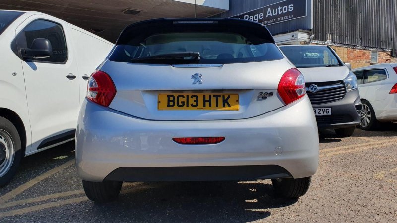 PEUGEOT 208