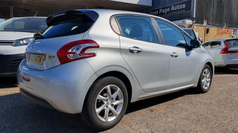 PEUGEOT 208