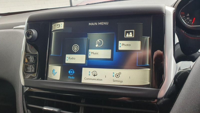 PEUGEOT 208