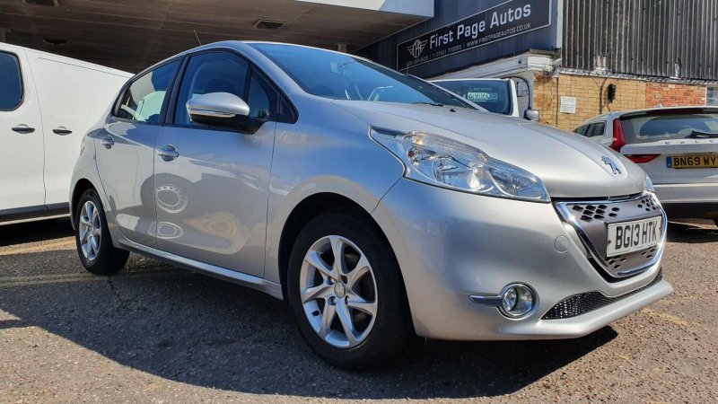 PEUGEOT 208
