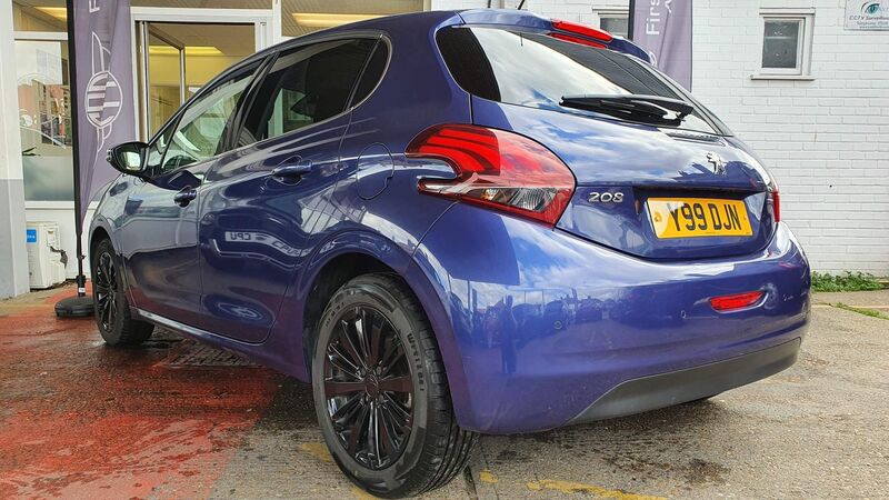 PEUGEOT 208