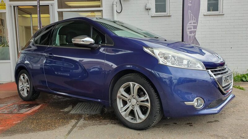 PEUGEOT 208