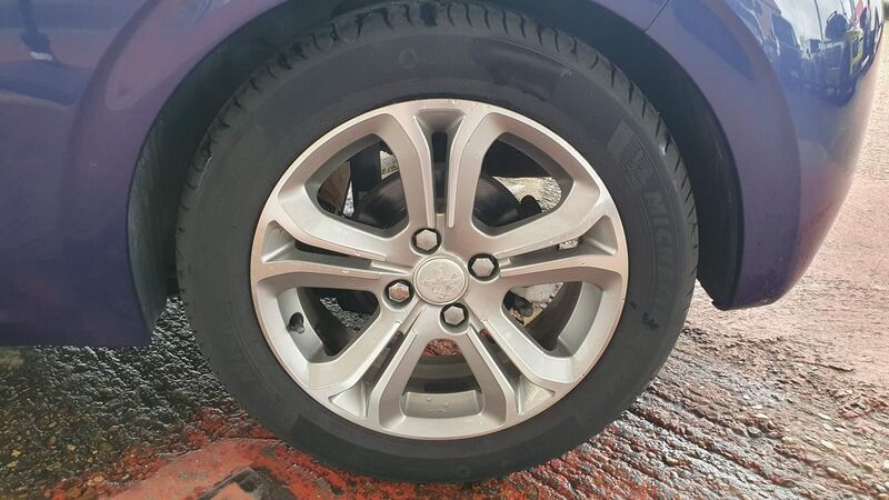 PEUGEOT 208