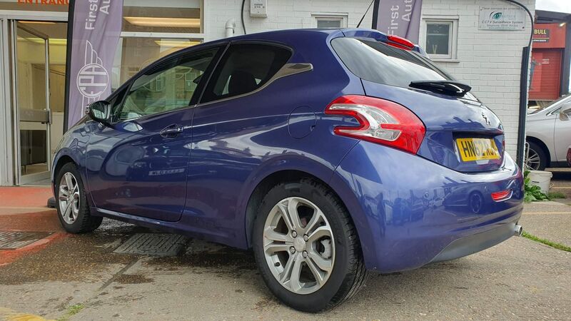 PEUGEOT 208